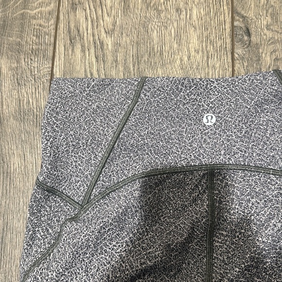 • Lululemon • Train Times 7/8 Pant *25" Fractal Alpine White Black / Black / - Picture 5 of 6